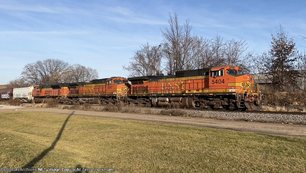 BNSF 5404 leads the empty grainer.